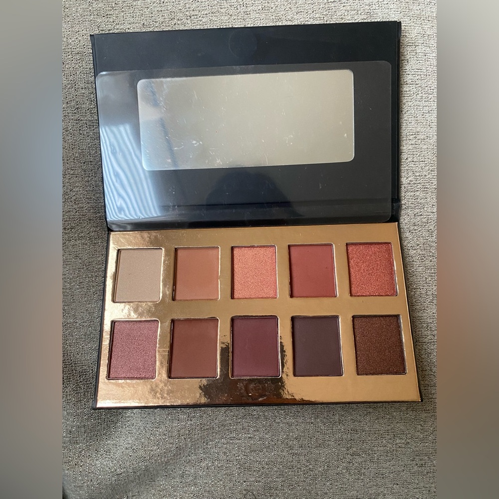 Crown Pro eyeshadow pallete